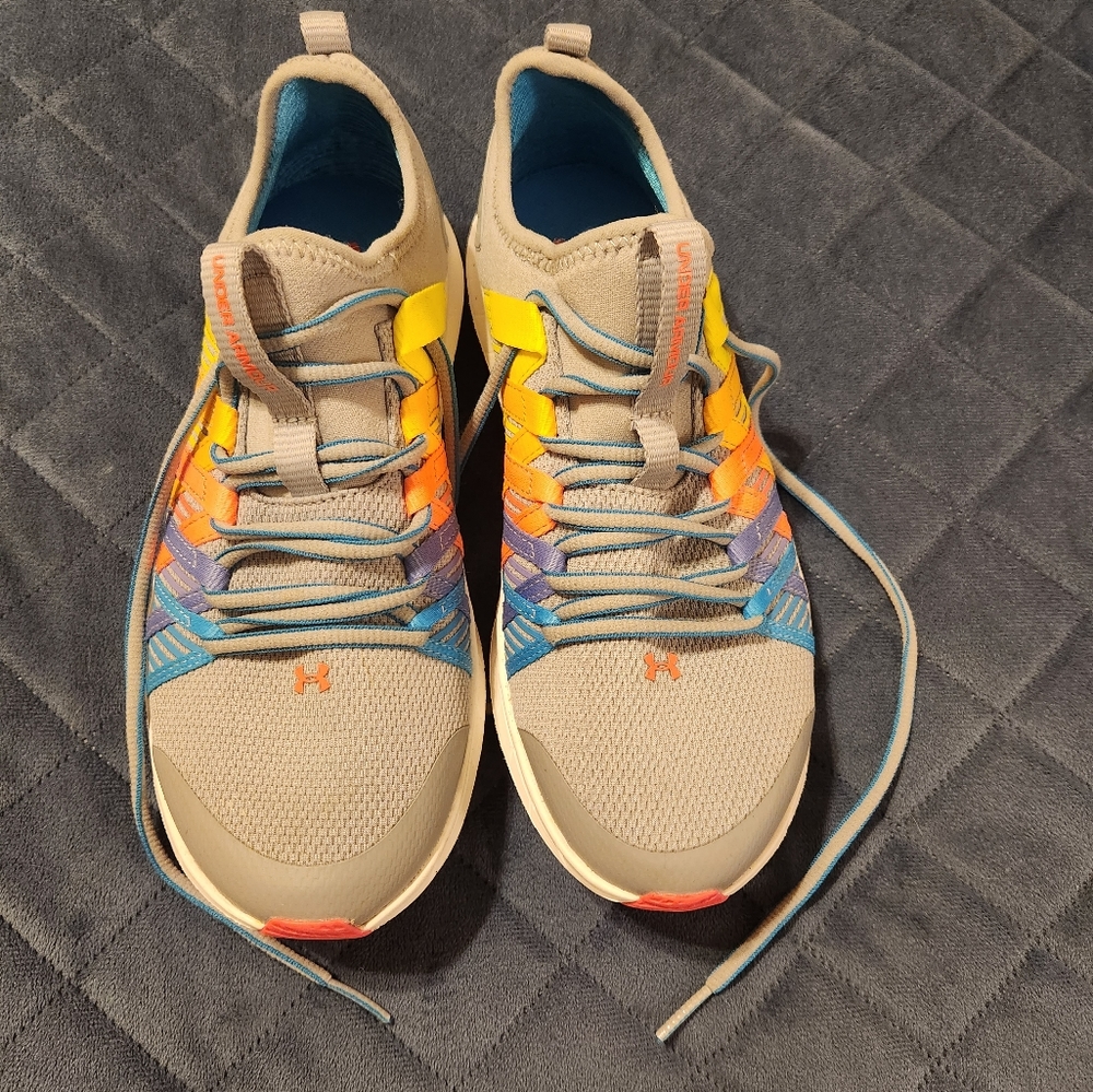 Tennis shoes